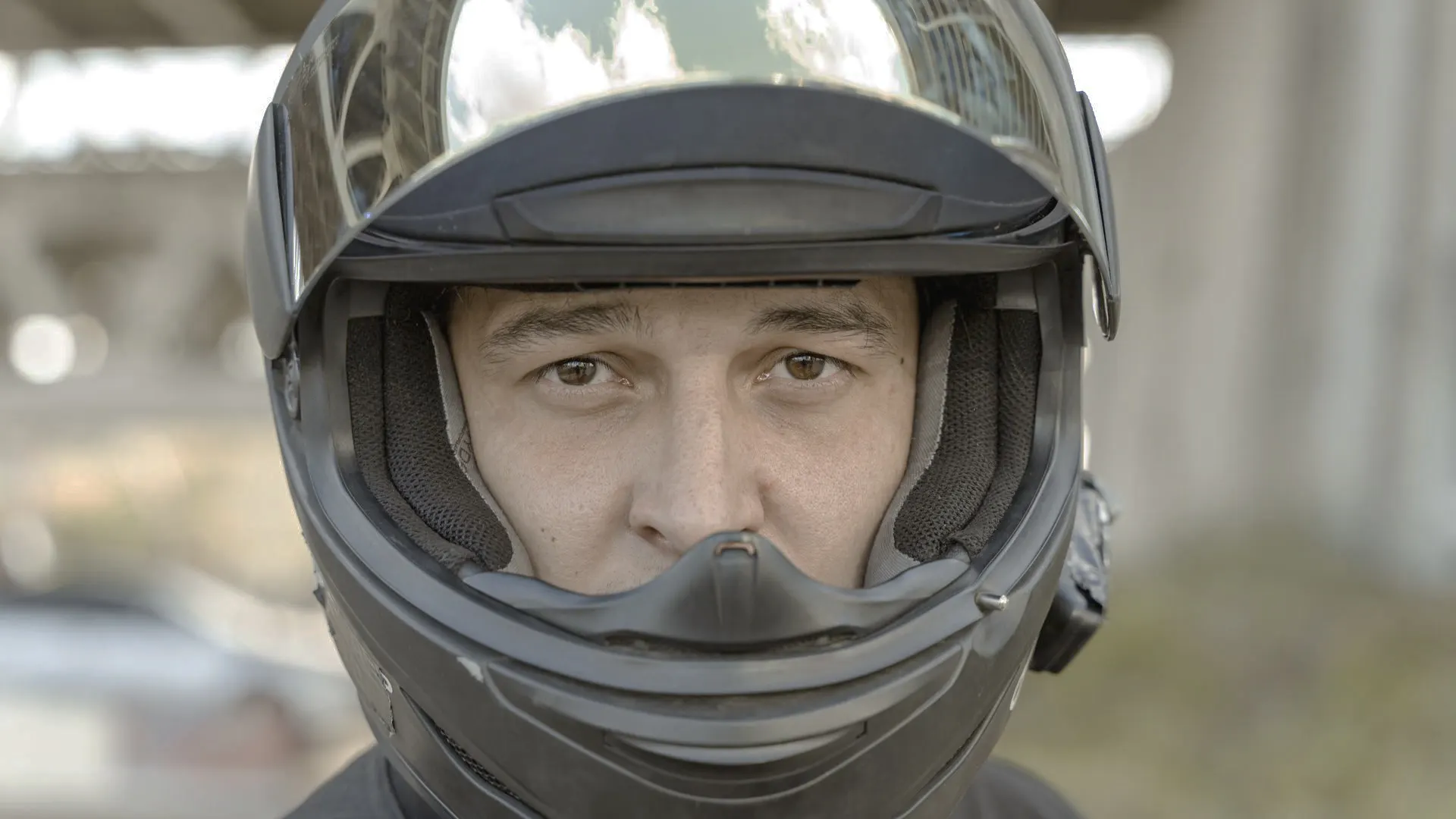 Motorista con casco grabado en S-Log3, sin etalonar